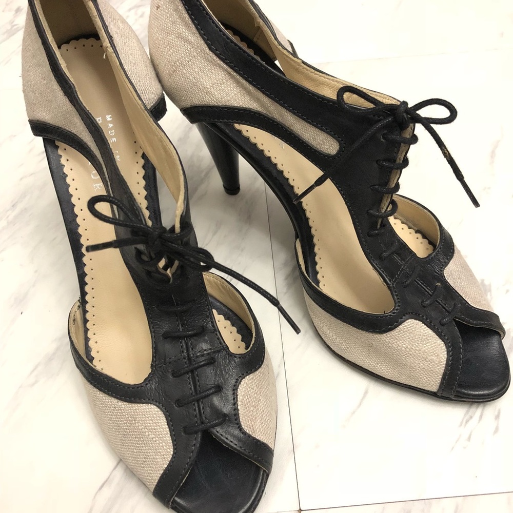 Barneys New York heels w/detailed front ties Sz 7